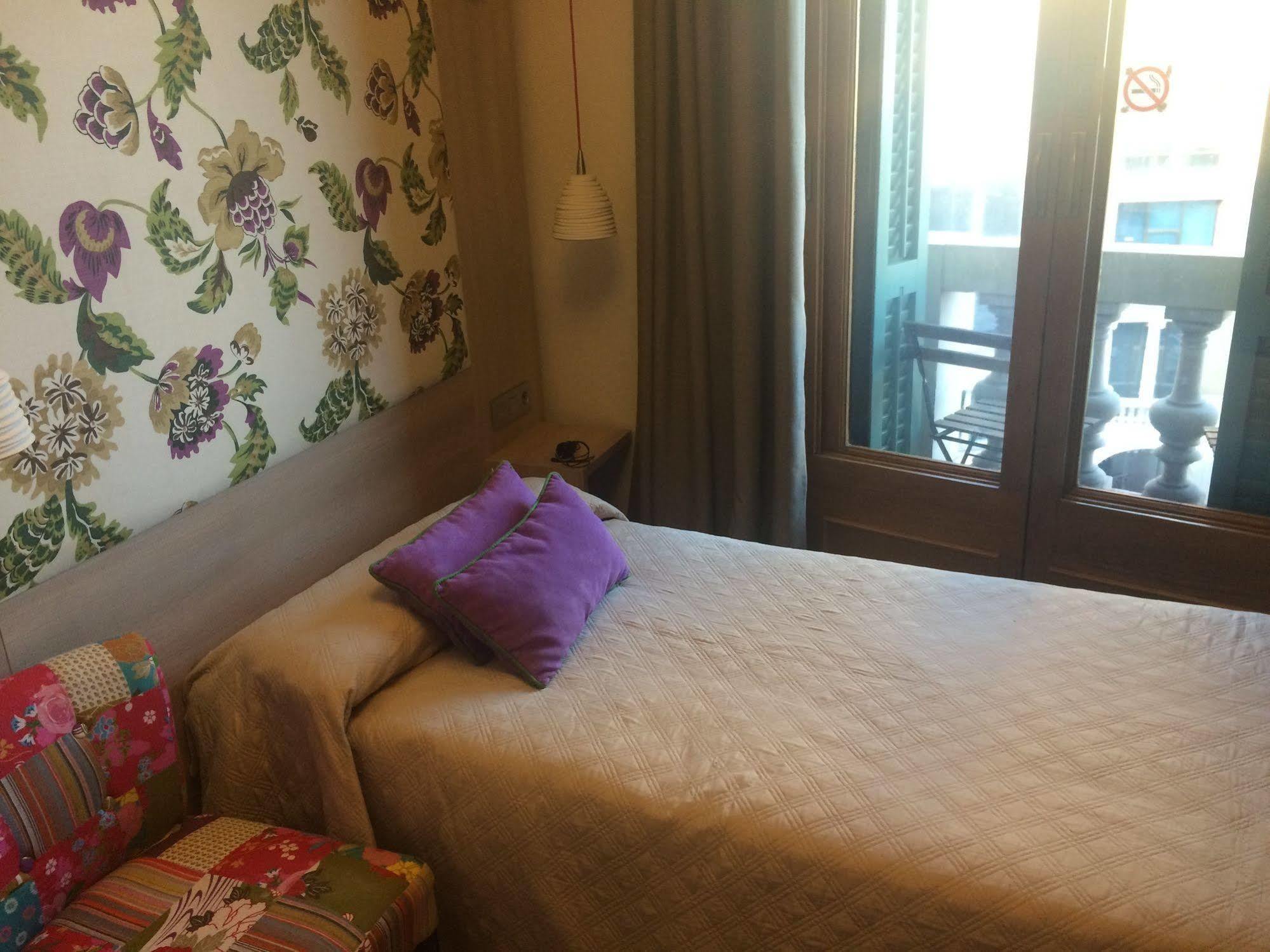 Hotel Ginebra Барселона Экстерьер фото